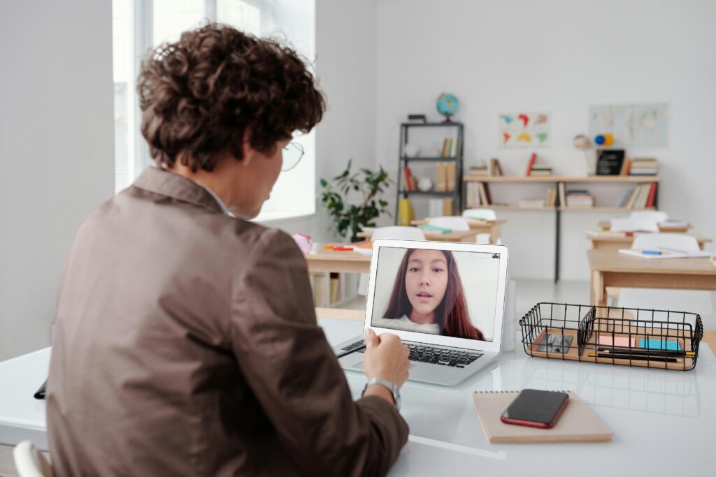 A urgência de pensar devagar: O que a formação digital ainda não aprendeu
