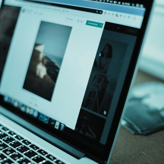 ecrã de computar - laptop - com um website aberto e a ser trabalhado pelo utilizador